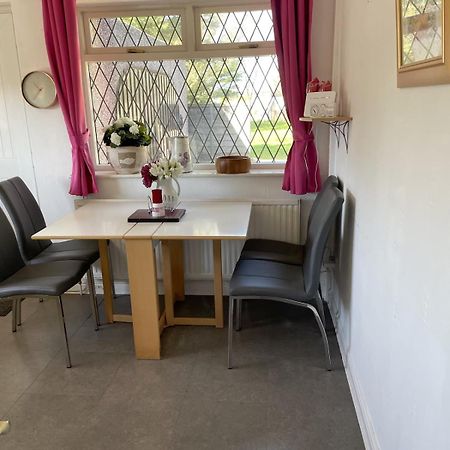 Quiet Secluded Two Bedroom Bungalow With Parking Cleveleys Extérieur photo