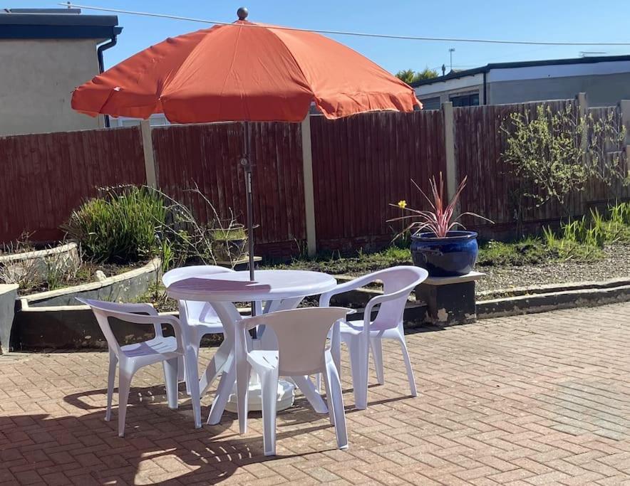 Quiet Secluded Two Bedroom Bungalow With Parking Cleveleys Extérieur photo
