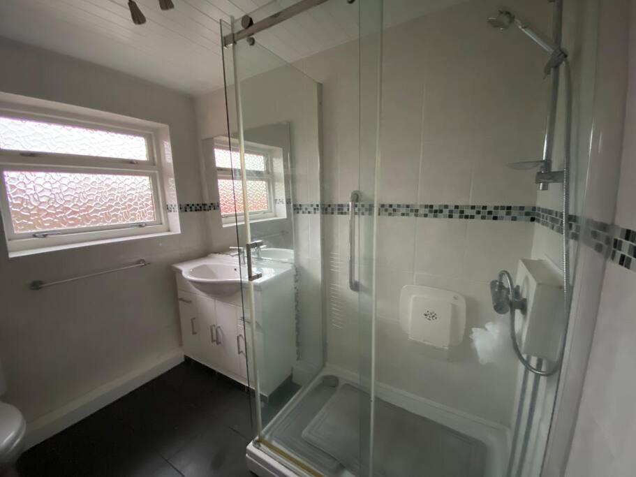 Quiet Secluded Two Bedroom Bungalow With Parking Cleveleys Extérieur photo